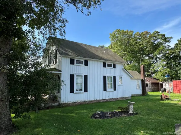 30 Clinton ST, Center Moriches, NY 11934