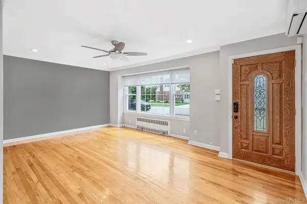 190 Albertson PL, Mineola, NY 11501