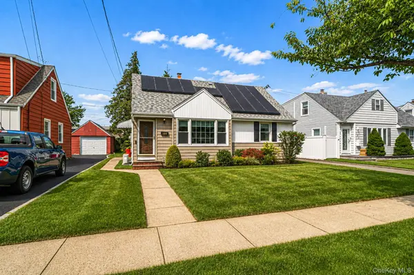 190 Albertson PL, Mineola, NY 11501