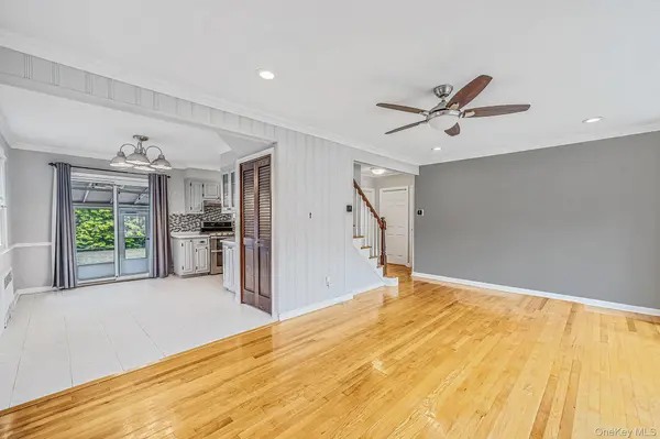 190 Albertson PL, Mineola, NY 11501