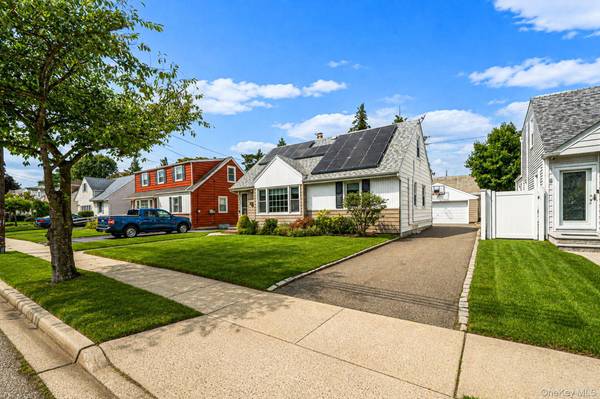 190 Albertson PL, Mineola, NY 11501