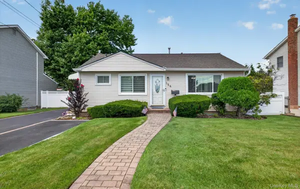 154 Park LN, Massapequa, NY 11758