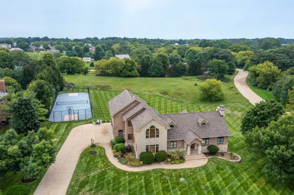 8208 Country Shire LN, Spring Grove, IL 60081