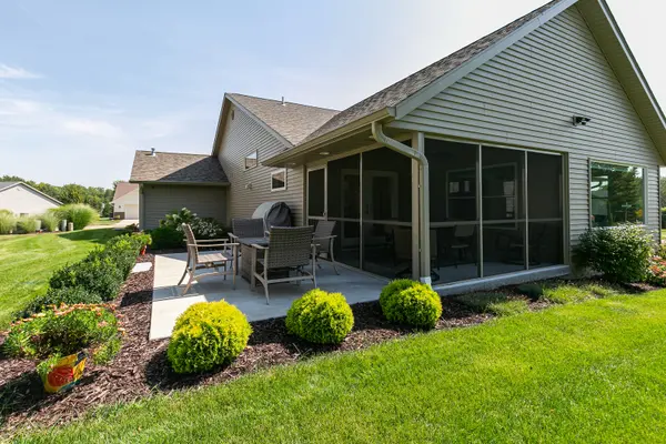 1111 33rd Ave CIR, Silvis, IL 61282
