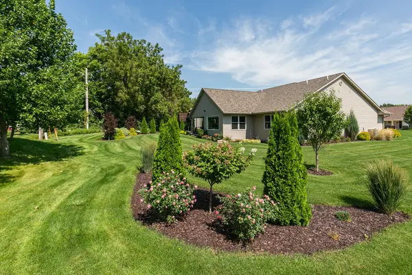 1111 33rd Ave CIR, Silvis, IL 61282