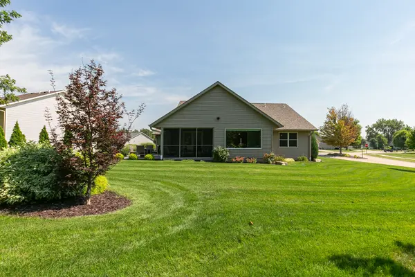 1111 33rd Ave CIR, Silvis, IL 61282
