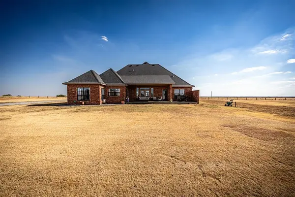 203 Soleil DR, Walters, OK 73527