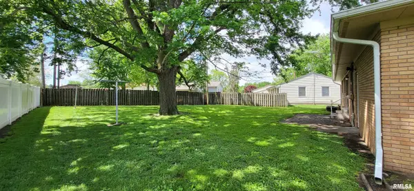 1672 BLUEBIRD DR, Galesburg, IL 61401