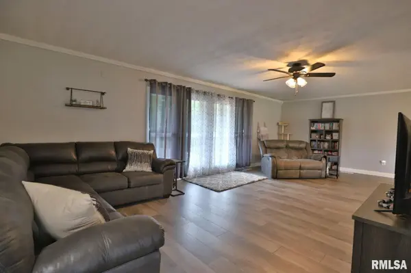 9 MARLEE DR, Canton, IL 61520