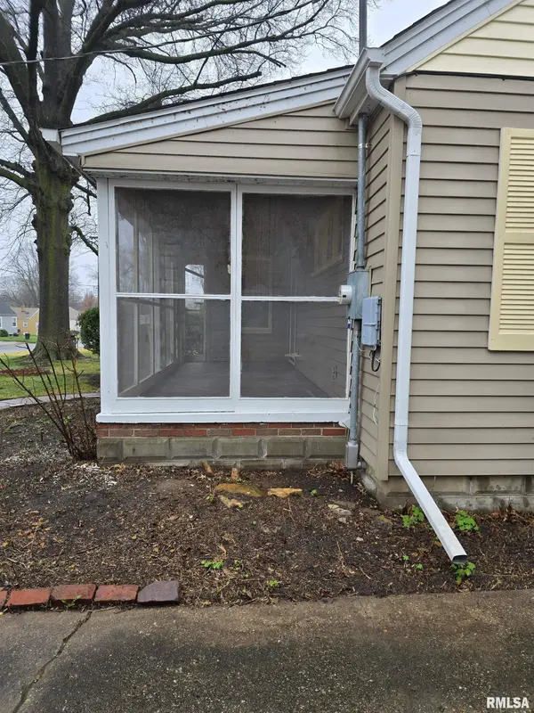 650 N 3RD AVE, Canton, IL 61520