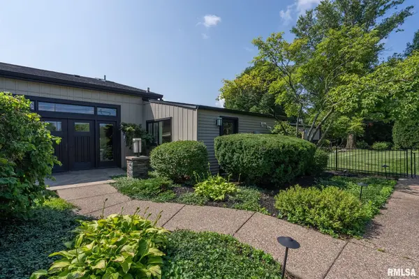 25435 VALLEY DR, Pleasant Valley, IA 52722
