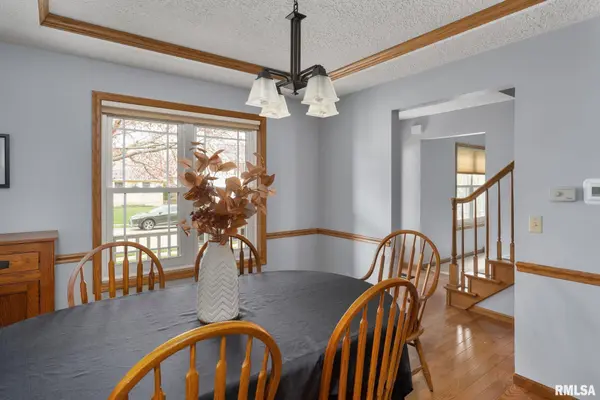 604 W VALLEY DR, Eldridge, IA 52748