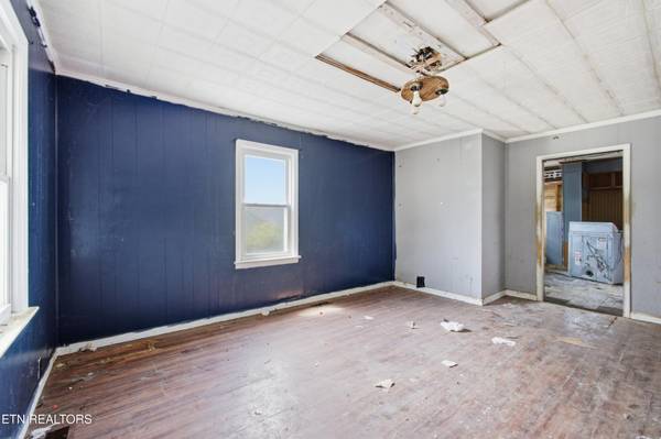 547 Henderson St, Harriman, TN 37748