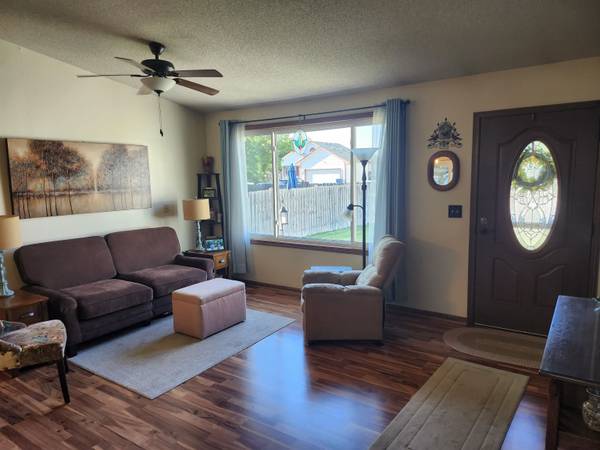 909 E 52nd St S, Wichita, KS 67216