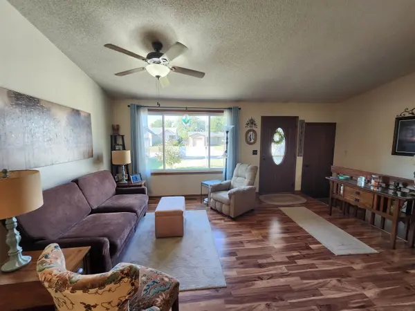 909 E 52nd St S, Wichita, KS 67216
