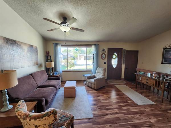 909 E 52nd St S, Wichita, KS 67216