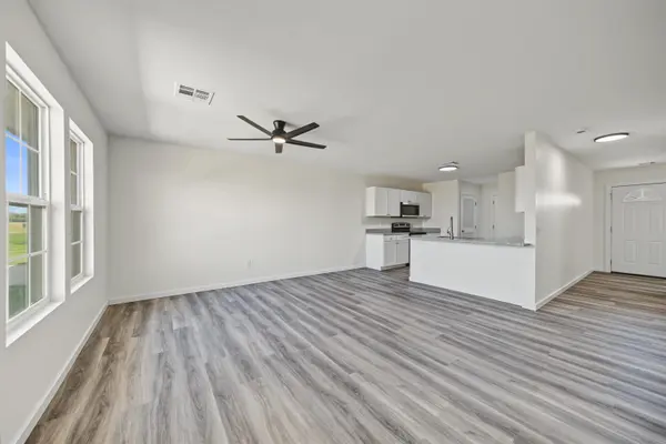 1213 Fountain Dr, Salina, KS 67401
