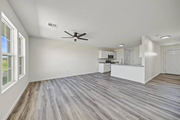 1213 Fountain Dr, Salina, KS 67401