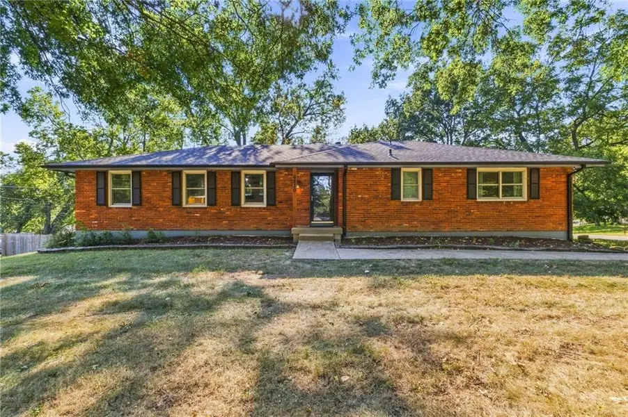 6830 NW Cross RD, Parkville, MO 64152