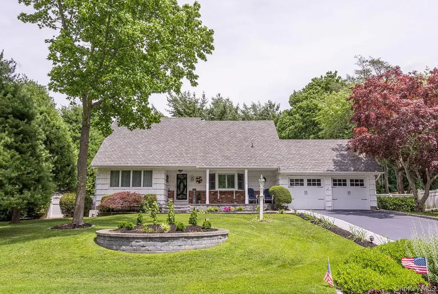 8 Robinhood CT, Nesconset, NY 11767