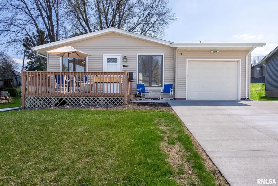 2071 KINGS DR, Bettendorf, IA 52722