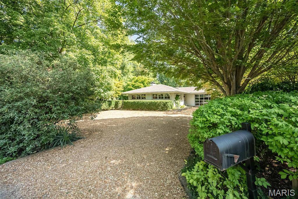 33 Narragansett DR, Ladue, MO 63124