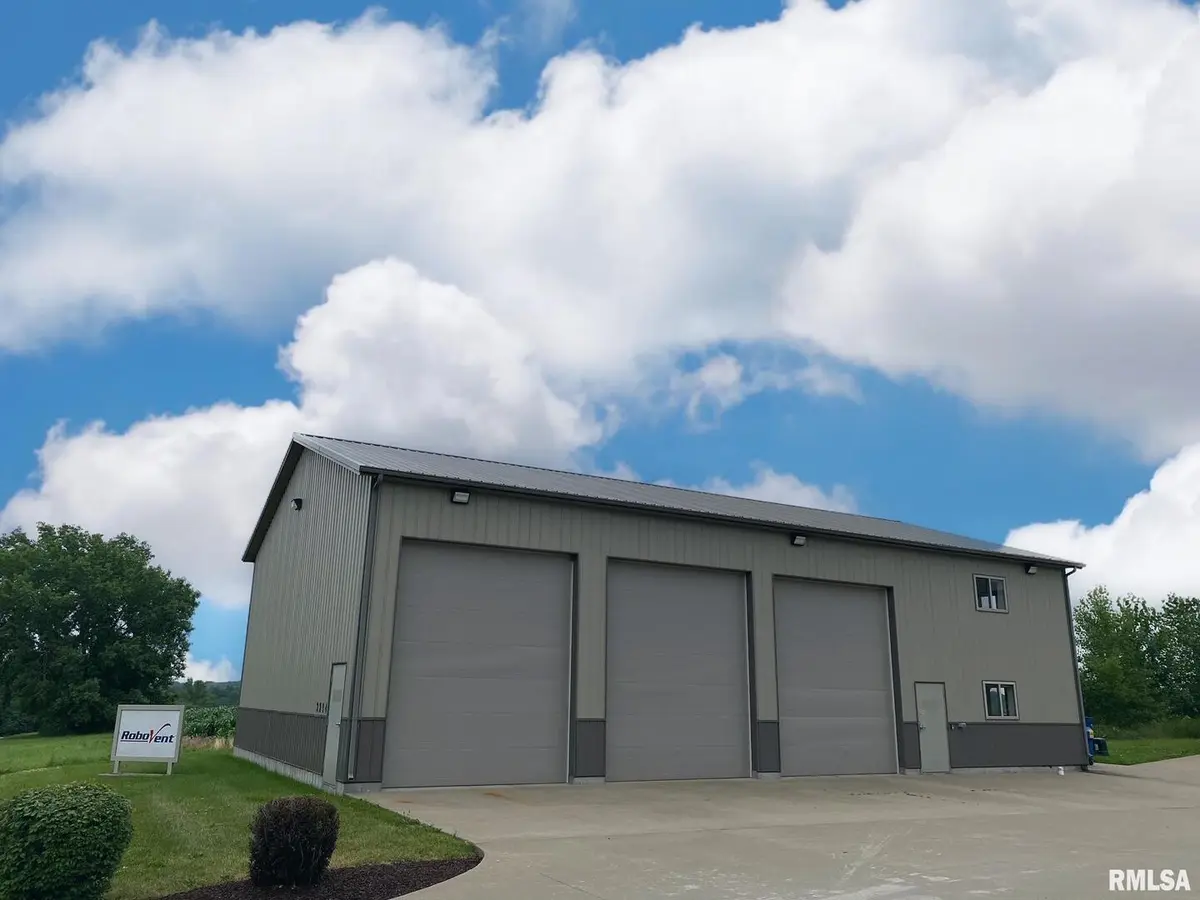 2294 TRENT ST, Le Claire, IA 52753
