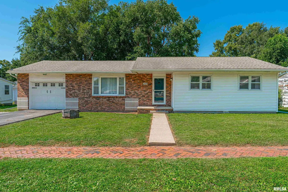 209 N Dauphin ST, Chestnut, IL 62518