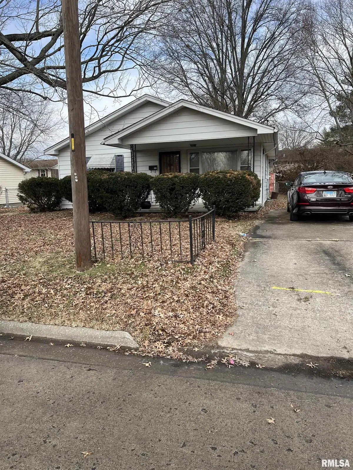 512 E WILLOW ST, Carbondale, IL 62901