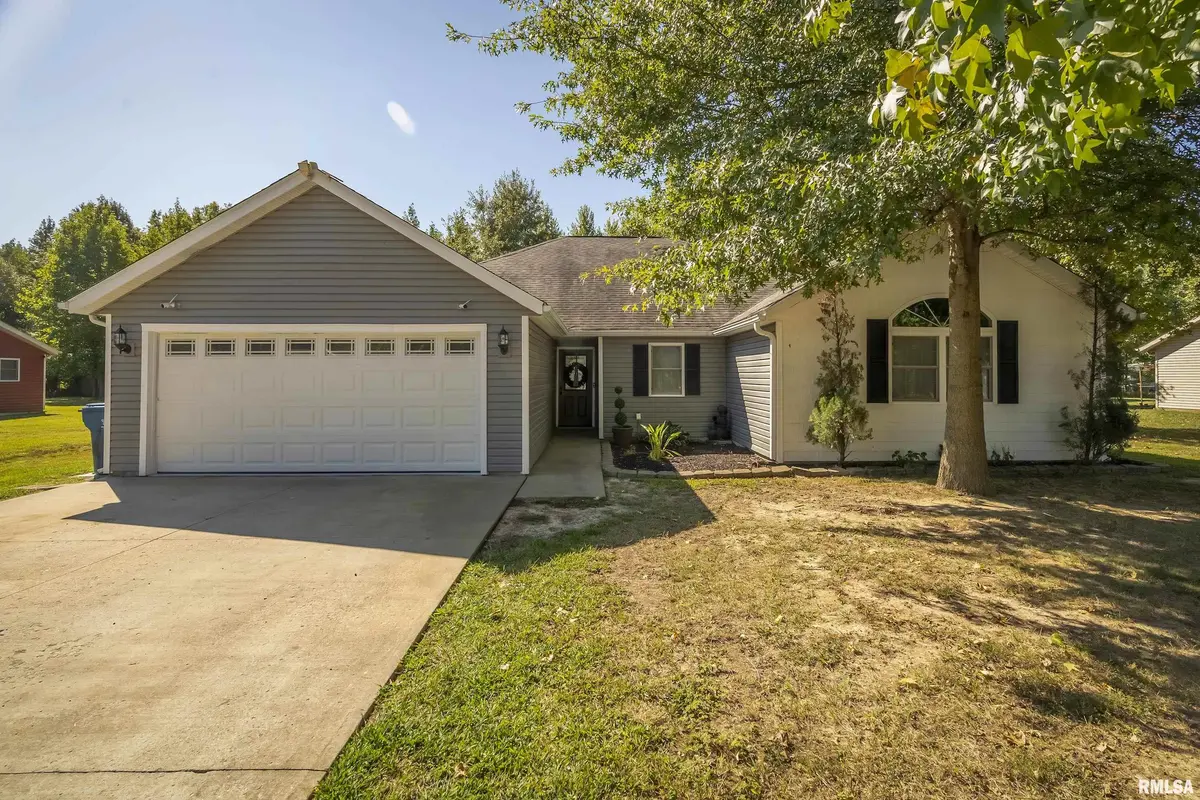 305 Noah LN, Carterville, IL 62918