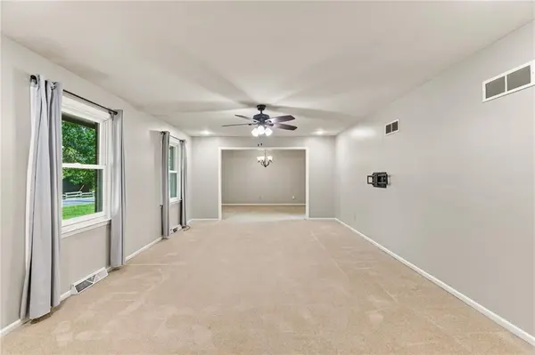 6830 NW Cross RD, Parkville, MO 64152