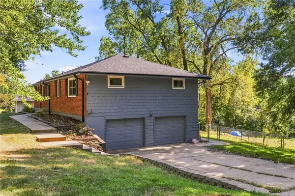 6830 NW Cross RD, Parkville, MO 64152