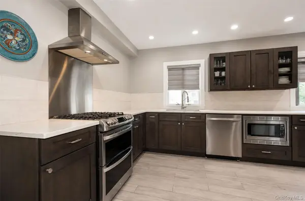 8015 Little Neck Pkwy, Glen Oaks, NY 11004