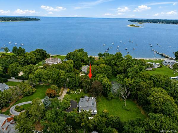 34 Locust LN, Huntington Bay, NY 11743