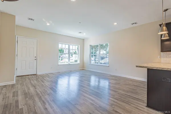 21 Robert Court ST, Amityville, NY 11701