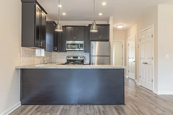 21 Robert Court ST, Amityville, NY 11701