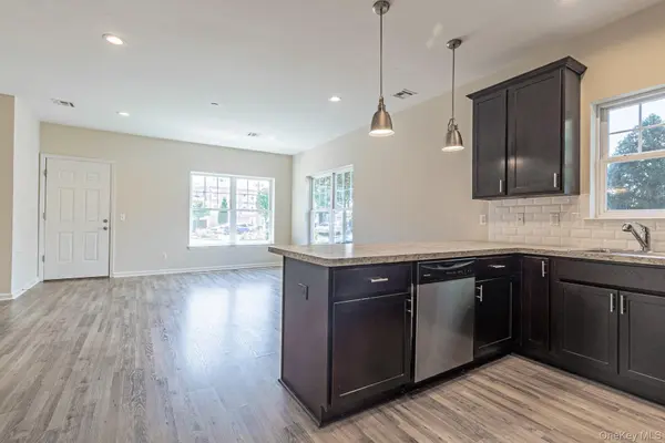 21 Robert Court ST, Amityville, NY 11701