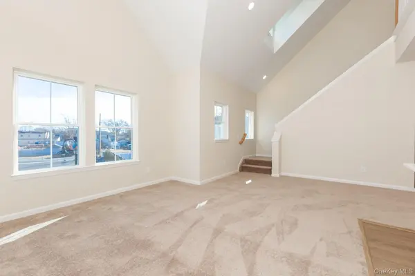 843 Lake BLVD, Lindenhurst, NY 11757