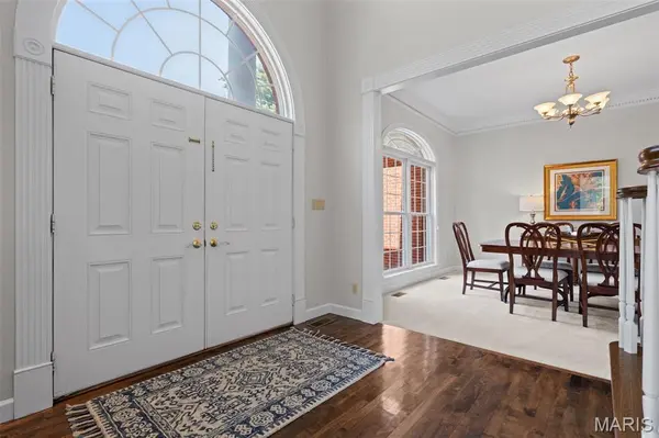 3 Longrove LN, Des Peres, MO 63131