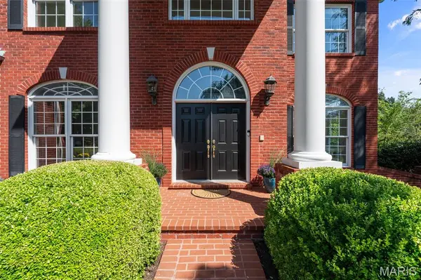 3 Longrove LN, Des Peres, MO 63131