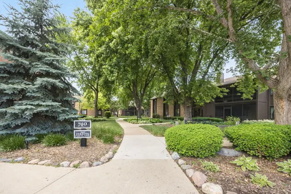 740 Saint Andrews LN #41, Crystal Lake, IL 60014