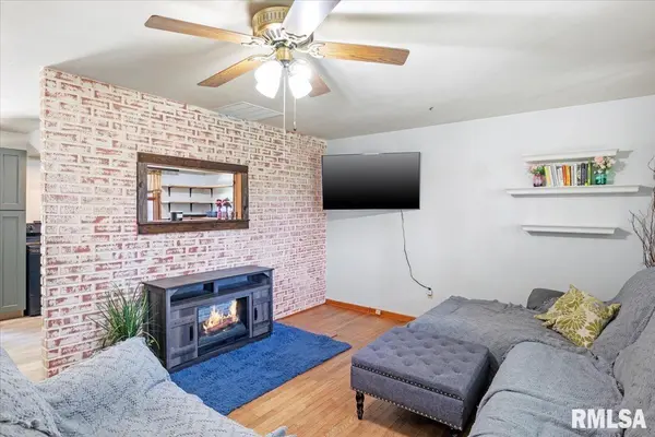 521 W WRIGHT ST, Virden, IL 62690