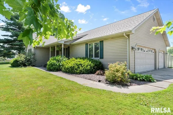 223 S RACHEL RD, Girard, IL 62640