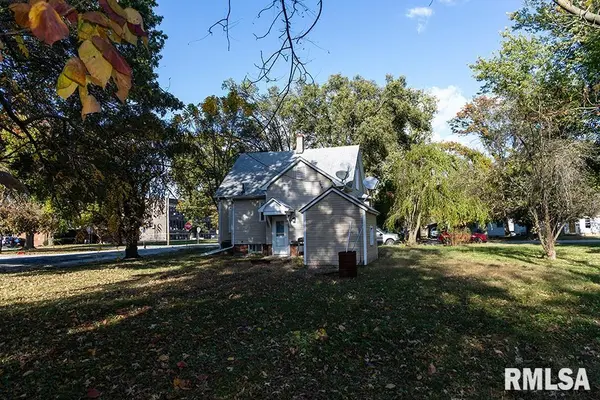 323 N PINE ST, Nokomis, IL 62075