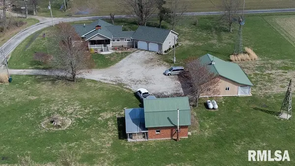 4544 Vermundy RD, Kinmundy, IL 62854