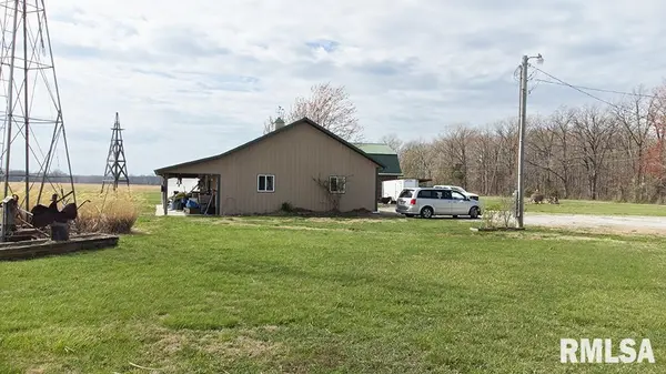 4544 Vermundy RD, Kinmundy, IL 62854
