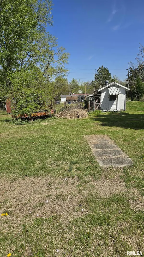 803 Barham AVE, Johnston City, IL 62951