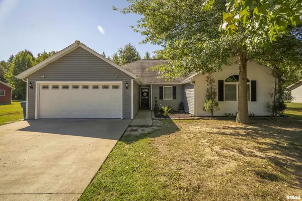 305 Noah LN, Carterville, IL 62918