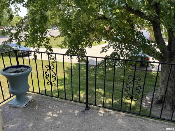 161 E QUEENWOOD RD #A-6, Morton, IL 61550
