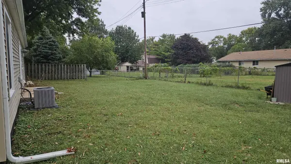 15 N 13TH AVE, Canton, IL 61520